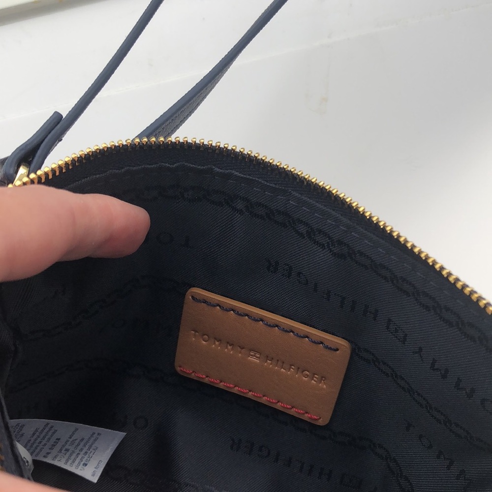 Tommy Hilfiger Wristlet/Wallet Gorgeous Saffiano Leather NWT - Picture 7 of 9